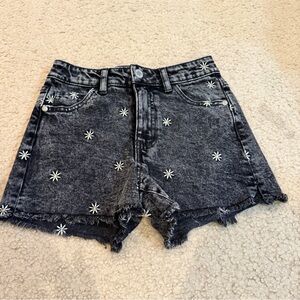 Cat & Jack daisy embroidery dark acid wash denim shorts (7/8)